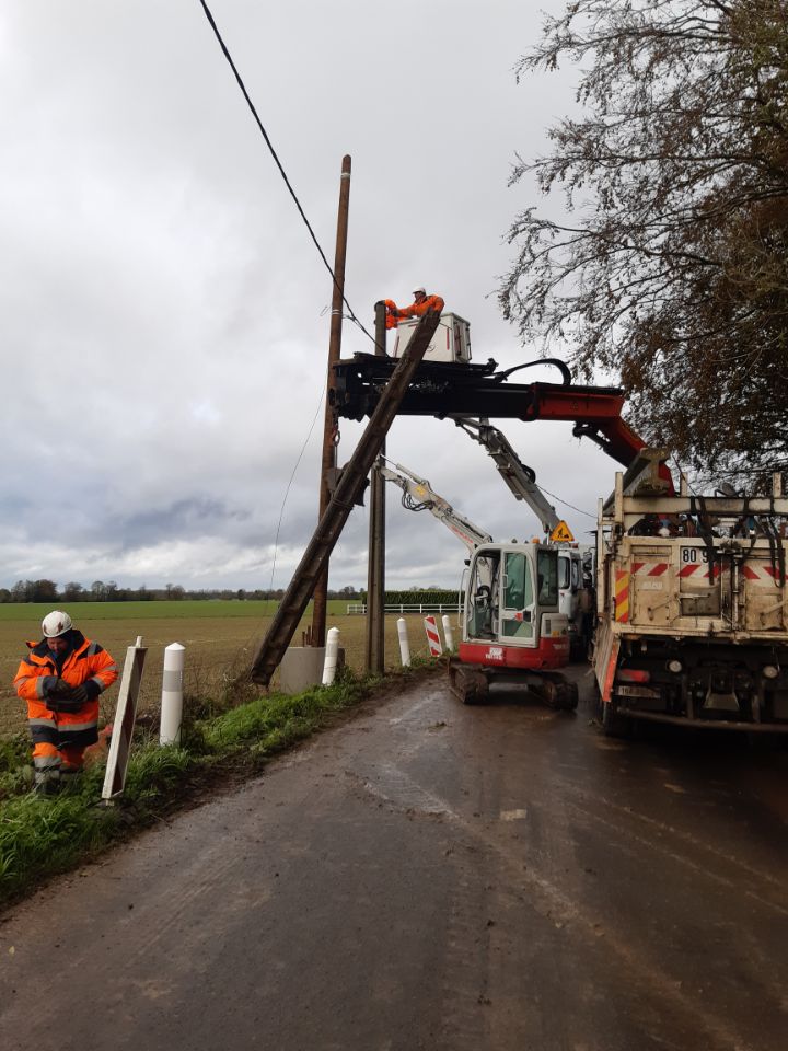 Equipe de dépannage qui répare un poteau d'éclairage public après la tempête CIARAN