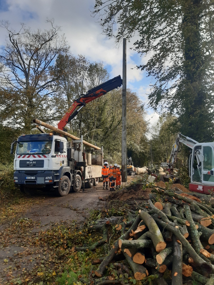 Une équipe de Cegelec sdem L&R répare l'éclairage public après la tempête Ciaran