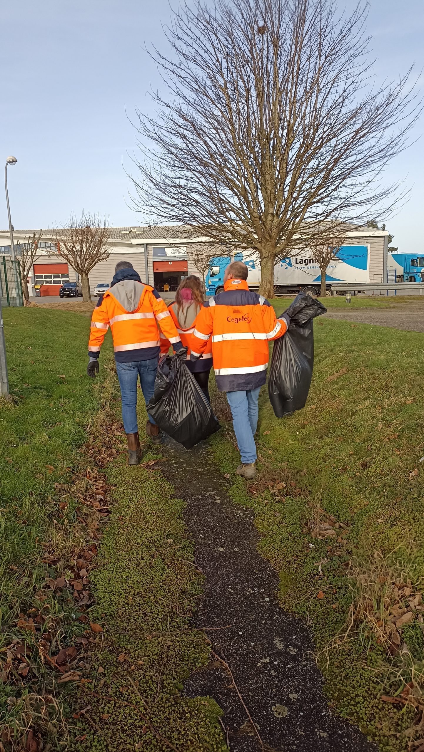 Equipe Cegelec sdem L&R de dos qui rammasse des déchets