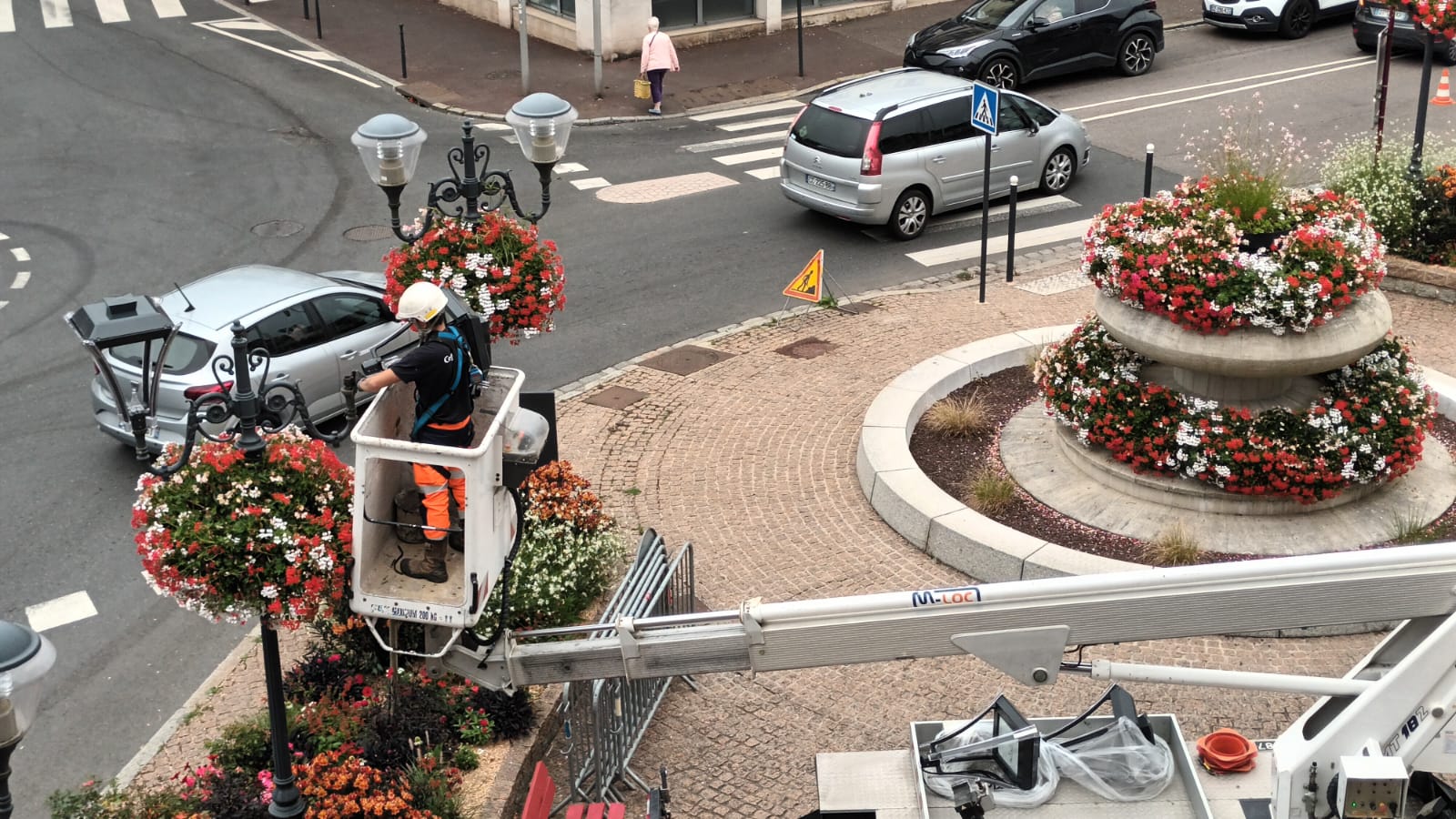 changement de lanterne sur une place